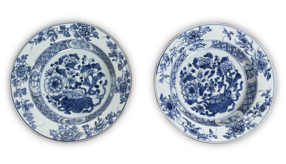 Pair of Chinese Export Blue and White Floral Decoration Dishes
